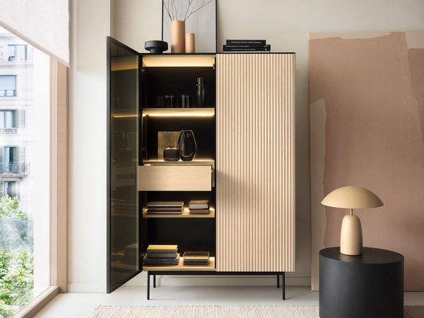 Standvitrine mit einer Glastür, LED-Beleuchtung und Schublade für das Wohnzimmer Auroé Eiche Vicenza