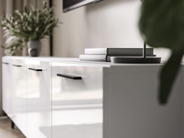 TV-Lowboard mit Türen auf Schwarzen Metallbeinen 200 cm Noaé Weiß Hochglanz