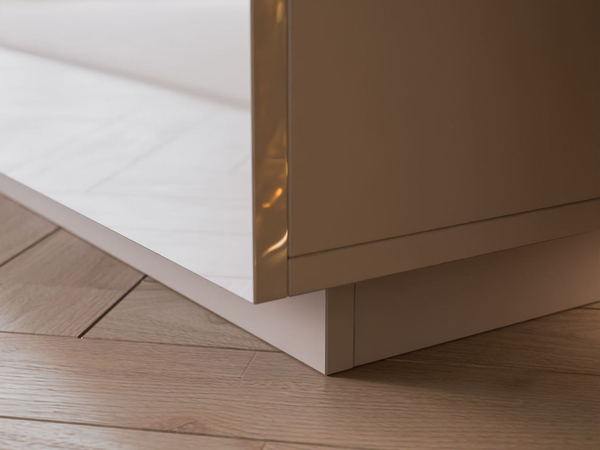 Viertürige Kommode 158 cm Glamour-Stil mit goldenen Griffen Lunelie Kaschmirglanz