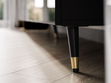 TV-Lowboard mit Türen und LED-Beleuchtung auf Schwarz-Goldenen Metallbeinen 200 cm Noaé Schwarz Hochglanz