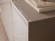 Viertürige Kommode 158 cm Glamour-Stil auf goldfarbenen Metallbeinen Lunelie Kaschmirglanz