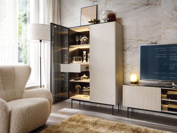 Standvitrine mit einer Glastür, LED-Beleuchtung und Schublade für das Wohnzimmer Auroé Kaschmir