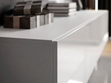 Hängeschrank mit Türen und LED-Beleuchtung 200 cm Nodoo Weiß Hochglanz  