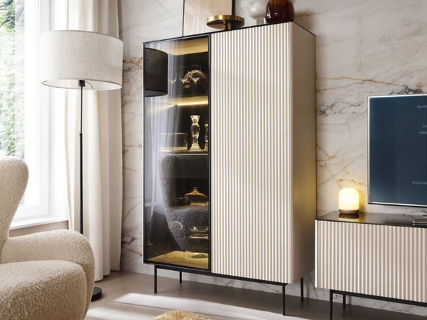 Standvitrine mit einer Glastür, LED-Beleuchtung und Schublade für das Wohnzimmer Auroé Kaschmir