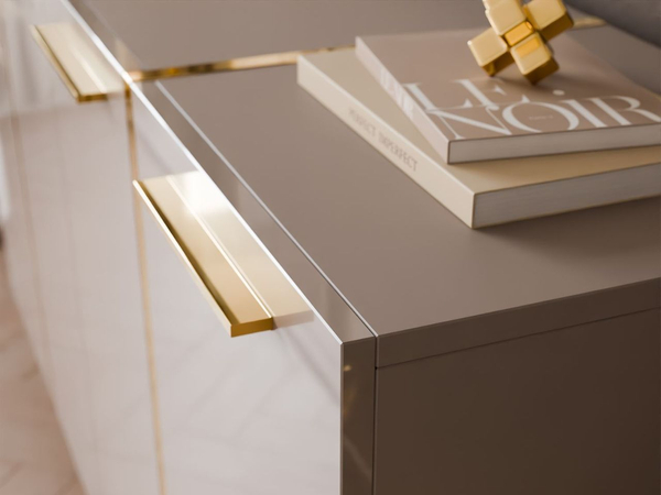 Viertürige Kommode 158 cm Glamour-Stil mit goldenen Griffen und Beinen Lunelie Kaschmirglanz