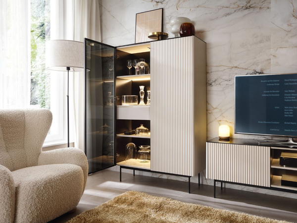 Standvitrine mit einer Glastür, LED-Beleuchtung und Schublade für das Wohnzimmer Auroé Kaschmir